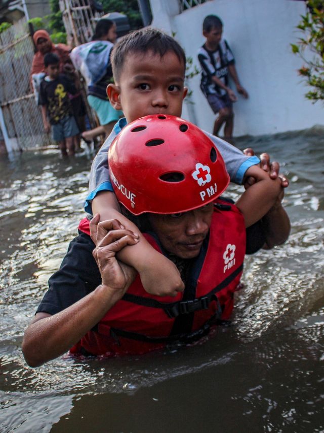 Petugas mengevakuasi warga terdampak banjir di Periuk Damai, Kota Tangerang, Banten, Senin (3/).  Foto: ANTARA FOTO/Fauzan