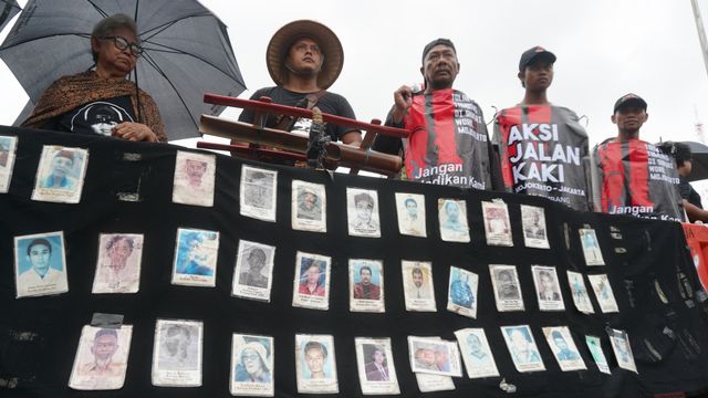 Aktivis Jaringan Solidaritas Korban untuk Keadilan mengikuti aksi Kamisan ke-621 di depan Istana Merdeka, Jakarta, Kamis (6/2). Foto: Iqbal Firdaus/kumparan