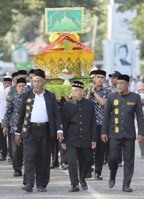 Rombongan warga gampong di Kota Banda Aceh membawa hidangan maulid untuk disantap bersama pada Maulid Raya, Kamis (6/2/2020). Foto: Abdul Hadi/acehkini