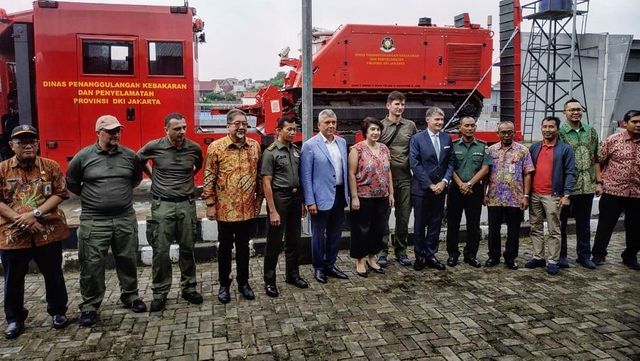 Damkar DKI Uji Coba Robot Pemadam Kebakaran (148811)