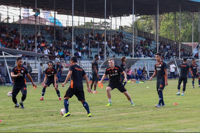 Pemain Persiraja menjalani pemusatan latihan persiapan menghadapi Liga 1 2020. Foto: Suparta/acehkini