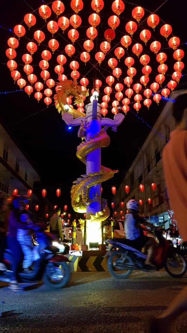 Lampion menghiasi Tugu Naga di Kota Singkawang. Foto: Daddy Cavalero/Hi!Pontianak 