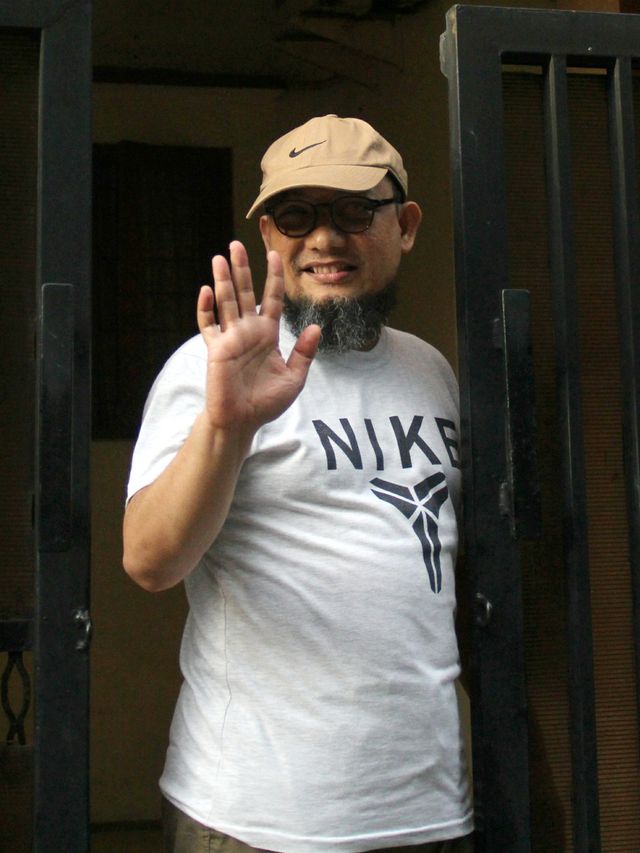 Novel Baswedan melambaikan tangan di depan rumahnya di Kelapa Gading, Jakarta Utara.  Foto: Nugroho Sejati/kumparan 