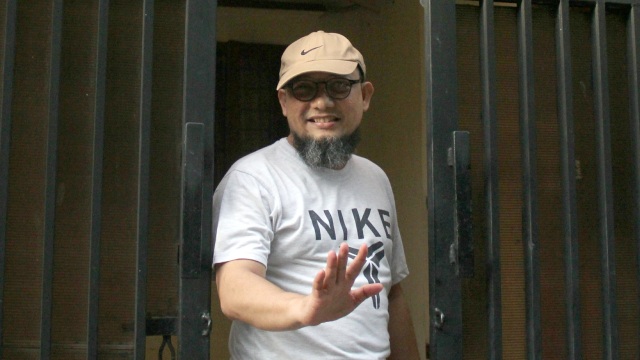 Novel Baswedan melambaikan tangan di depan rumahnya di Kelapa Gading, Jakarta Utara.  Foto: Nugroho Sejati/kumparan 