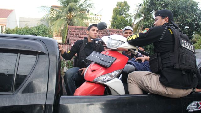 Polisi membawa sepeda motor usai rekonstruksi kasus penyiraman air keras terhadap penyidik KPK Novel Baswedan di Jalan Deposito, Kelapa Gading, Jakarta. Foto: Nugroho Sejati/kumparan 