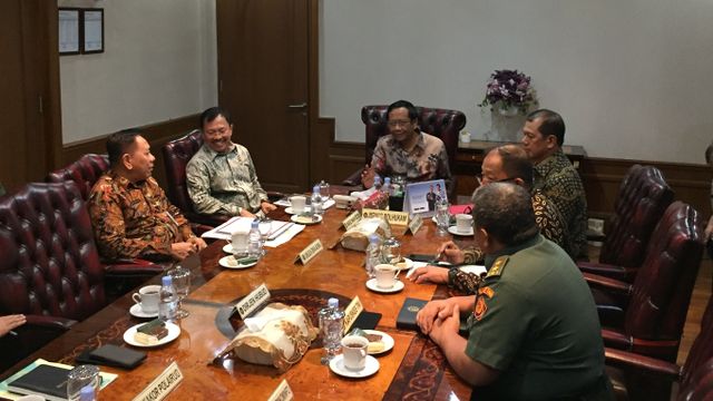 Menkes Terawan, Menkopolhukam Mahfud MD dan Kepala BNPB Doni Monardo gelar Ratas pembuatan RS Khusus penyakit menular di Kemenkopolhukam, Jakarta Pusat.  Foto: Darin Atiandina/kumparan 