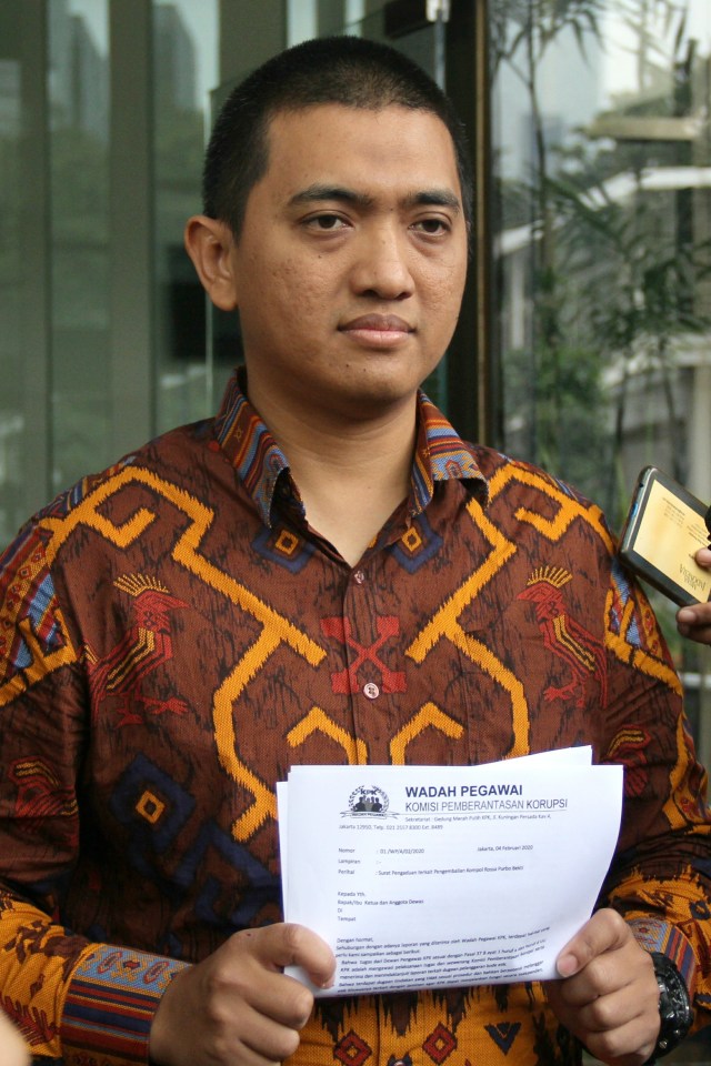 Ketua Wadah Pegawai KPK, Yudi Purnomo menunjukkan surat pengaduan kepada Dewas KPK terkait pengembalian Kompol Rossa di depan Gedung KPK, Jakarta. Foto: Nugroho Sejati/kumparan 