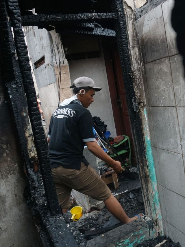 Seorang warga beraktivitas di lokasi terjadinya kebakaran Tamansari, Jakarta Barat, Jumat (7/2). Foto: Iqbal Firdaus/kumparan