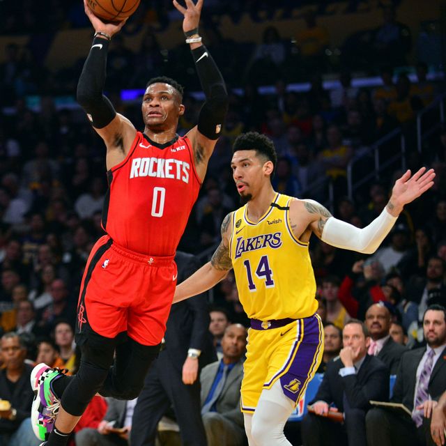 Pemain Houston Rockets, Russell Westbrook, melepas tembakan ke ring LA Lakers. Foto: Gary A. Vasquez-USA TODAY Sports via Reuters