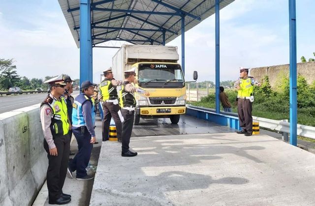 Puluhan Kendaraan Over Kapasitas Ditindak di Tol Sidoarjo