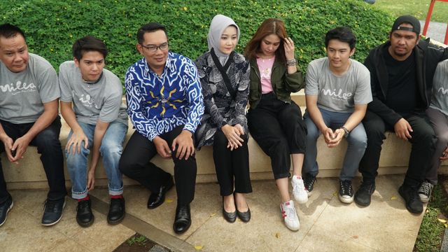 Sejumlah artis Film 'Milea: Suara dari Dilan' disambut Gubernur Jawa Barat, Ridwan Kamil dan istri, Jumat (7/2). (Foto: Ananda Gabriel)