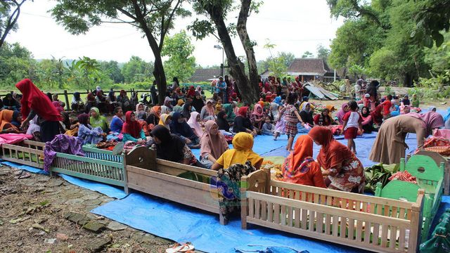 Masyarakat Desa Napis Kecamatan Tambakrejo Kabupaten Bojonegoro saat menggelar tradisi Nyadran atau Manganan di makam Mbah Sorgino di desa setempat. Jumat (07/02/2020)