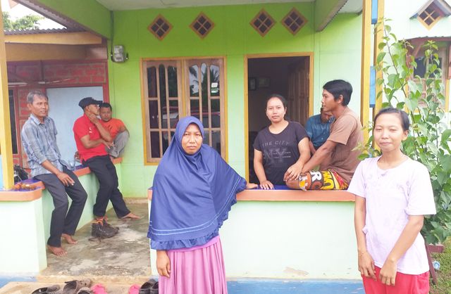 Sejumlah warga Kampung Harapan Makmur datangi rumah kepala kampung yang baru, guna mempertanyakan penggunaan dana desa oleh kepala kampung sebelumnya. (Foto Abdel)