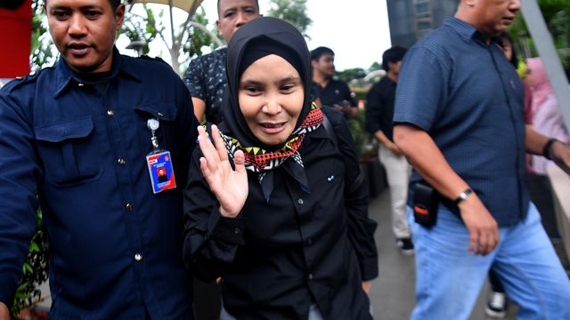 Anggota DPR Riezky Aprilia (tengah) berjalan menuju mobilnya seusai menjalani pemeriksaan di Kantor KPK, Jakarta Selatan, Jumat (7/2). Foto: ANTARA FOTO/Sigid Kurniawan