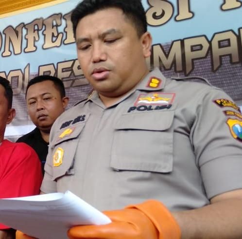 Kapolres Sampang AKBP Didit Bambang Wibowo Saputro menerangkan perkembangan penyelidikan kasus sekolah ambruk di SDN Samaran 2, Tambelangan, Kamis (6/2/2020). (Ryan/MM).