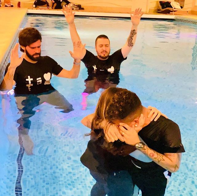 Alisson tampak berdoa setelah membaptis Firmino. Dok Instagram Roberto Firmino @roberto_firmino