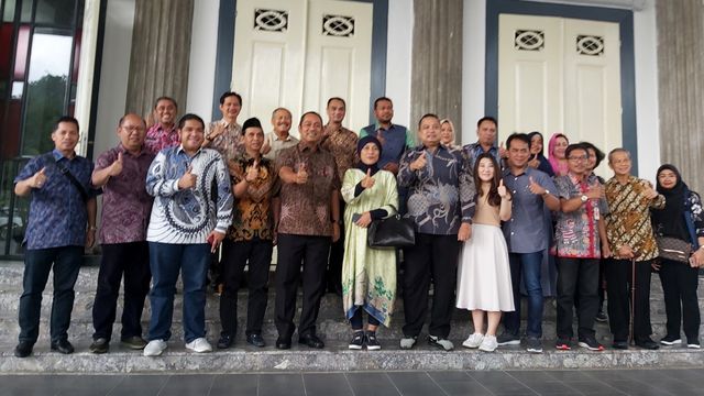 Foto bersama Ketua Komisi D DPRD DKI Jakarta, Ida Mahmudah (tengah) saat kunjungannya ke Kantor Walikota Kota Semarang, Jumat (7/2). Foto: Afiati Tsalitsati/kumparan