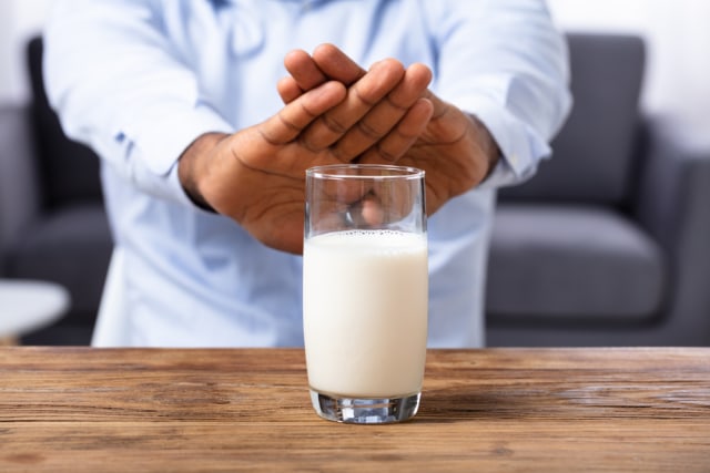 com-Ilustrasi orang menolak minum susu. Foto: Shutterstock