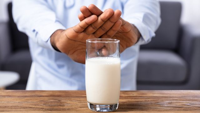 com-Ilustrasi orang menolak minum susu. Foto: Shutterstock