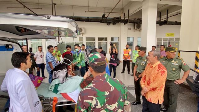 RISKA Rahmadillah (duduk di ambulance) saat diantar Gubernur Riau, Syamsuar dan Danrem 031/WB Brigjen TNI M Fadjar menuju RSPAD Gatot Subroto Jakarta, Jumat, 7 Februari 2020, di Bandra Sultan Syarif Kasim II, Pekanbaru. 