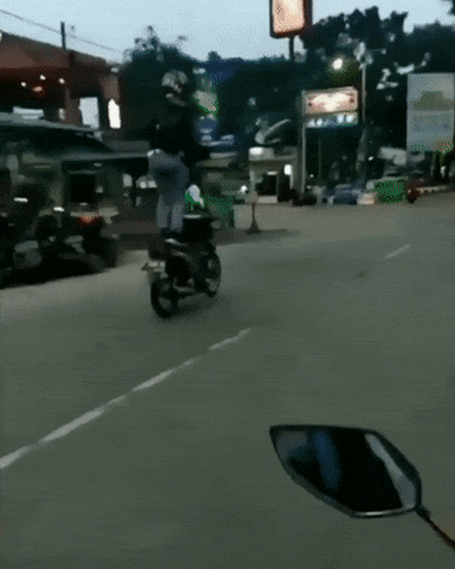Atraksi Pria Berdiri di Atas Motor hingga Jatuh di Bandung Foto: Dok. Istimewa.