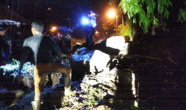 Jalan Raya Trawas-Pacet Mojokerto 'Terputus' Akibat Tebing Longsor