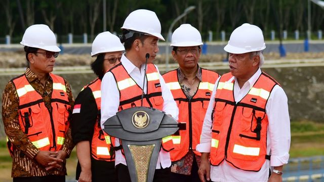 Presiden Joko Widodo didampingi sejumlah menteri saat meresmikan TPA Sampah Regional Banjarbakula di Kecamatan Cempaka, Kota Banjarbaru, Kalimantan Selatan. Foto: Muchlis Jr - Biro Pers Sekretariat Presiden