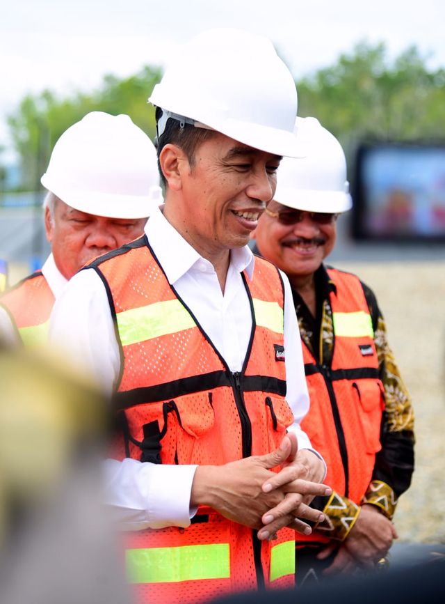 Presiden Joko Widodo memberi keterangan pers usai meresmikan TPA Sampah Regional Banjarbakula. Foto: Muchlis Jr - Biro Pers Sekretariat Presiden