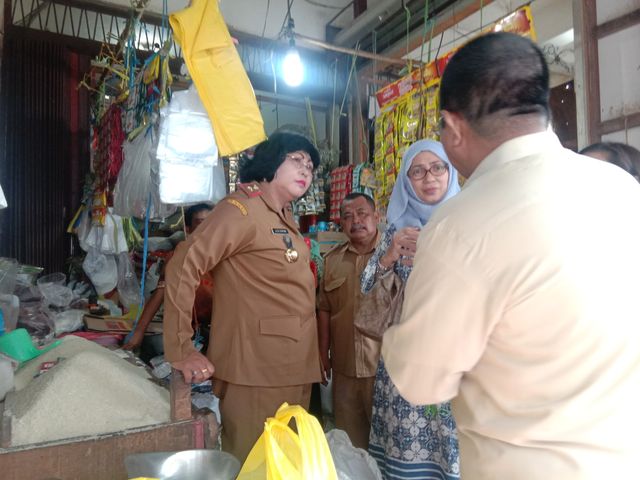 Disperindag Kalteng bersama Bulog dan Kemendang saat meninjau harga bawang putih di pasar besar. 
