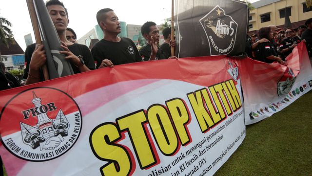 Ratusan anggota organisasi masyarakat (Ormas) melakukan aksi di halaman Polda DIY, Sleman, DI Yogyakarta, Senin (3/2/2020). Foto: ANTARA FOTO/Hendra Nurdiyansyah