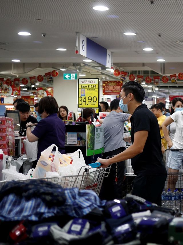 Warga berbelanja di sebuah department store di Singapura. Foto: Nur-Azna Sanusi/REUTERS TV via REUTERS