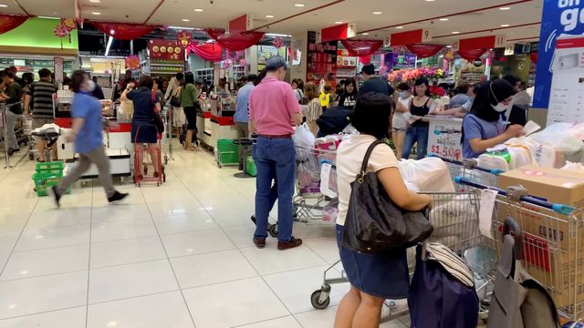 warga Singapura belanja persediaan makanan