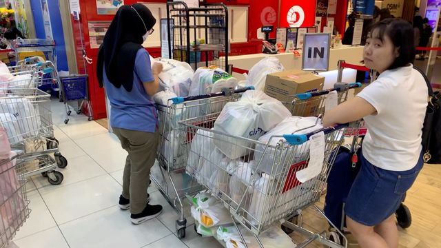 warga Singapura belanja persediaan makanan