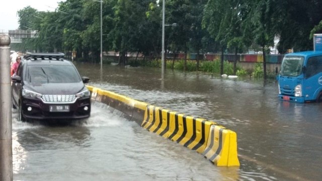 Sejumlah kendaraan melintasi banjir di Jalan Gunung Sahari, Jakarta, Sabtu (8/2).  Foto: Twitter/ @TMCPoldaMetro