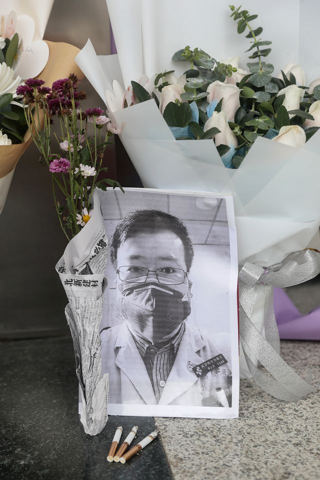 Karangan bunga dan foto dokter Li Wenliang terlihat di depan Rumah Sakit Pusat Wuhan, Hubei, China. Foto: AFP/STR