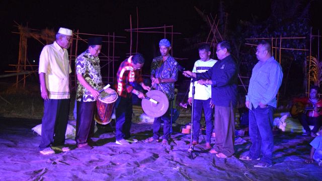 Sekretaris Daerah kota Palu, Asri, membuka secara resmi rangkaian Reme Vula Festival di Petamba Raya lokasi Persawahan Kelurahan Tanamodindi, Kota Palu pada Jumat (7/2) malam dengan mengangkat tema 'Meningkatkan Rasa Solidaritas, Nasionalisme, dan Mempererat Persaudaraan Berakar pada Kebudayaan.' Foto: Humas Pemkot Palu