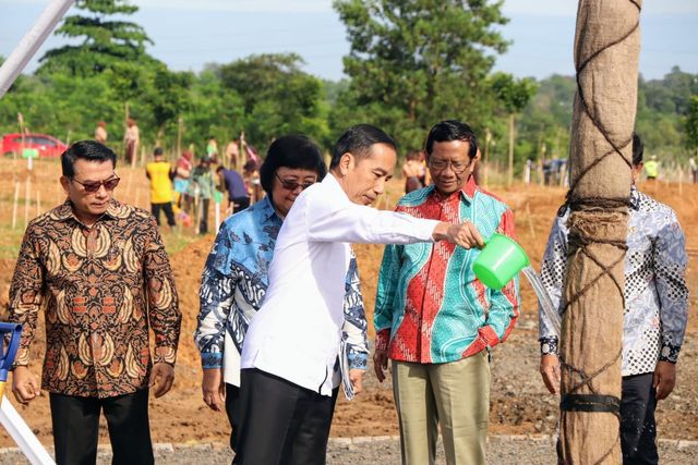 Presiden Joko Widodo saat menanam pohon di Hutan Pers Taman Spesies Endemik Indonesia di Banjarbaru, Sabtu (8/2/2020). Dishut Kalsel