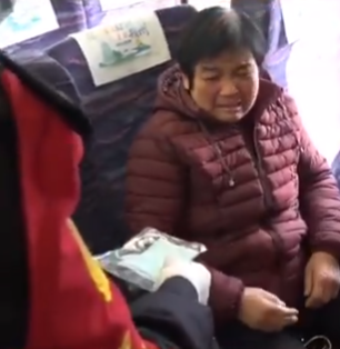 Seorang penumpang kereta di China menangis karena kehabisan stok masker. (Foto: Twitter @kyuju32810)