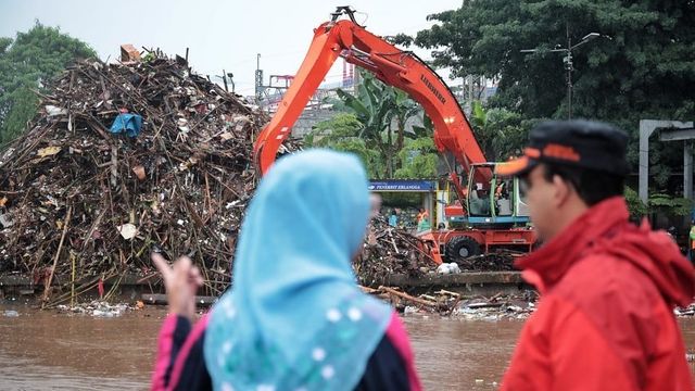 Gubernur DKI Jakarta Anies Baswedan (kanan) saat meninjau Pintu Air Manggarai, Jakarta.  Foto: Instagram/ @aniesbaswedan