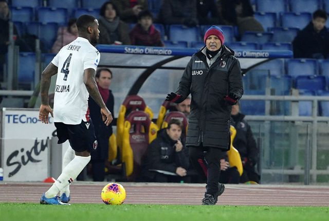 Sinisa Mihajlovic saat mendampingi Bologna di laga melawan AS Roma. Foto: Filippo MONTEFORTE / AFP