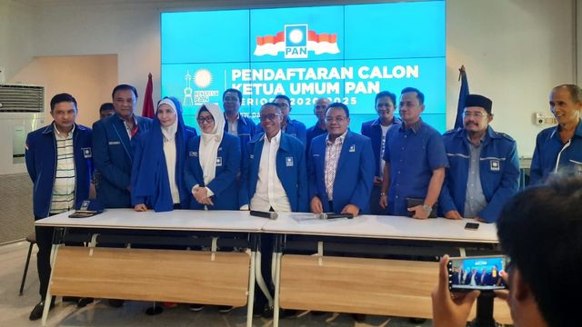 Wakil Ketua Dewan Kehormatan Dradjat Wibowo mendaftar Calon Ketua Umum PAN periode 2020-2021 di Sekretariat DPP PAN, Jakarta Selatan, Sabtu (8/2). Foto: Efira Tamara Thenu/kumparan 