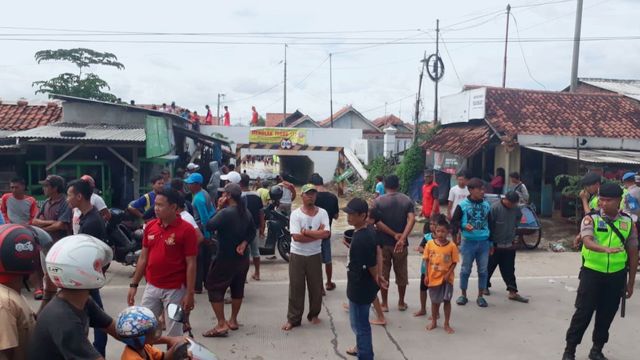 Ratusan warga di Desa Cimohong, Kecamatan Bulakamba, Kabupaten Brebes, melakukan aksi demo turun ke jalan di jalur pantura Bulakmba Brebes, Sabtu 8 Februari 2020.