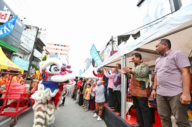 Pj Wali Kota Makassar lepas komunitas Parade Jappa Jokka di Cap Go Meh Makassar, (Makassar Indeks/Qis).