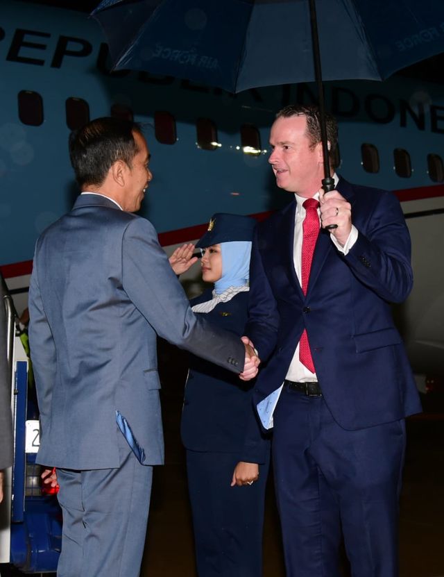 Presiden Joko Widodo (kiri) saat tiba di Canberra Australia, Sabtu (8/2). Foto: Muchlis Jr - Biro Pers Sekretariat Presiden