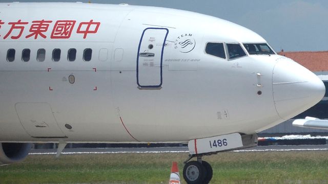 Pesawat milik maskapai penerbangan China Eastern menuju area apron setibanya di Bandara Internasional I Gusti Ngurah Rai, Bali, Sabtu (8/2). Foto: ANTARA FOTO/Fikri Yusuf