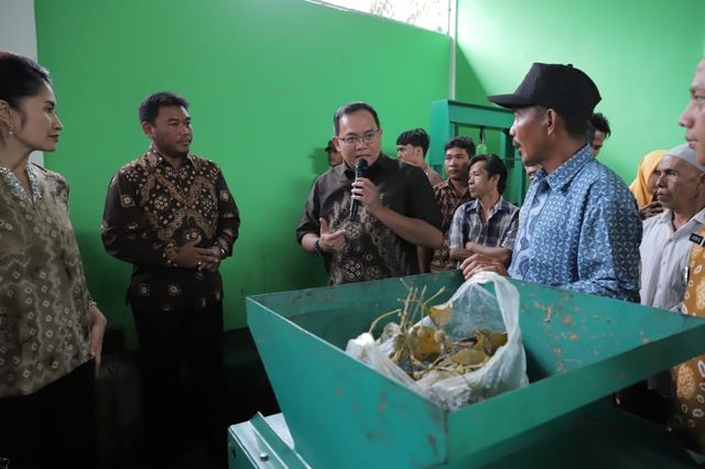 Bupati Musi Banyuasin Dodi Reza Alex saat berada di rumah produksi gambir, Kecamatan Babat Toman, Kabupaten Muba, Sabtu (8/2).