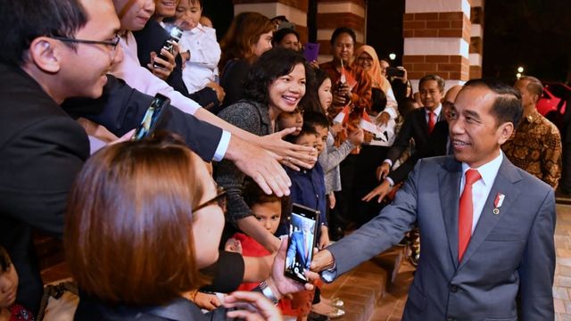 Presiden Joko Widodo (kanan) saat tiba di Canberra Australia, Sabtu (8/2). Foto: Laily Rachev - Biro Pers Sekretariat Presiden