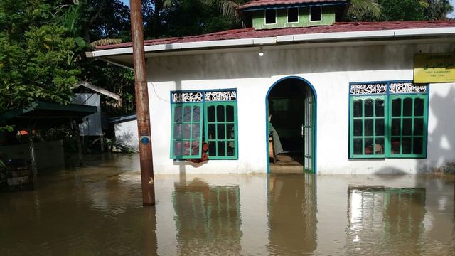 Air menggenangi musala di Kabupaten Balangan, Sabtu (8/2/2020). BPBD Balangan.