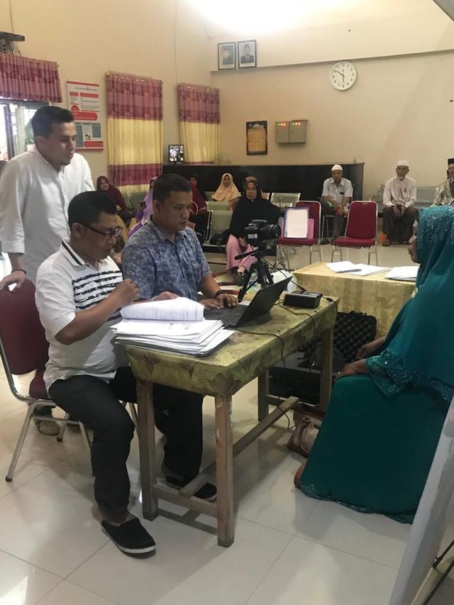 Petugas Imigrasi Banda Aceh melakukan pemotretan warga untuk pembuatan paspor calon jemaah haji di Kantor Kemenag Pidie Jaya, Sabtu (8/2). Foto: Dok. Kemenag Aceh 