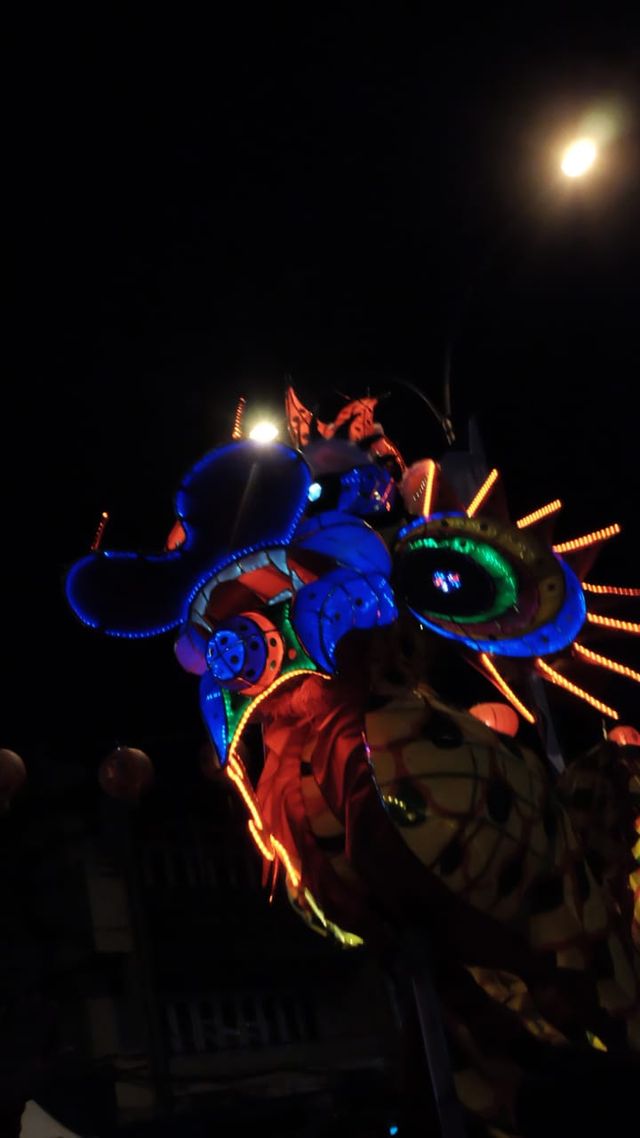 Atraksi naga bersinar mewarnai Kota Pontianak pada malam perayaan Cap Go Meh. Foto: Lydia Salsabila/Hi!Pontianak